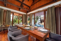 Dining area with view to the pool